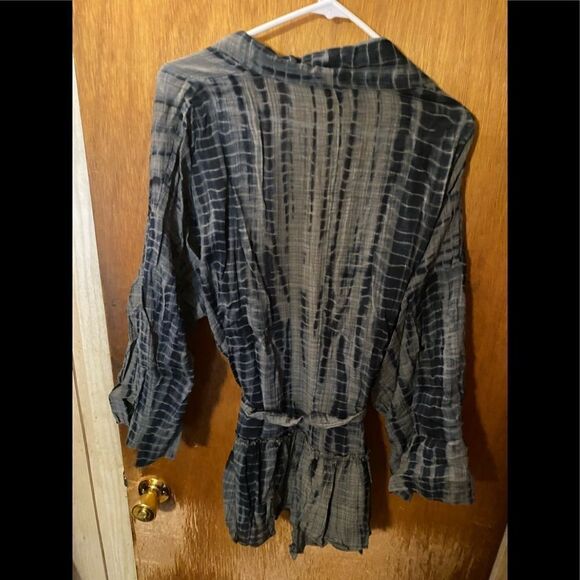 𝅺FREE people top - Picture 2 of 3